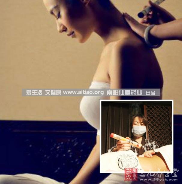 足三里穴是位于外膝的下3寸、脛骨外側(cè)一橫指左右的位置，艾灸10-15分鐘即可，需堅(jiān)持一段時(shí)間，很快可以看到祛濕的效果。